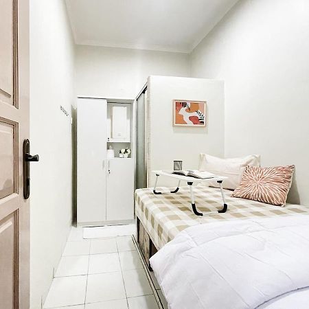 Kos Awany Coliving Ostello Giacarta Esterno foto