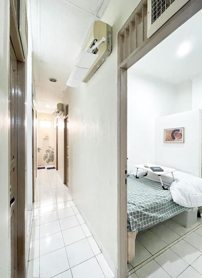 Kos Awany Coliving Ostello Giacarta Esterno foto