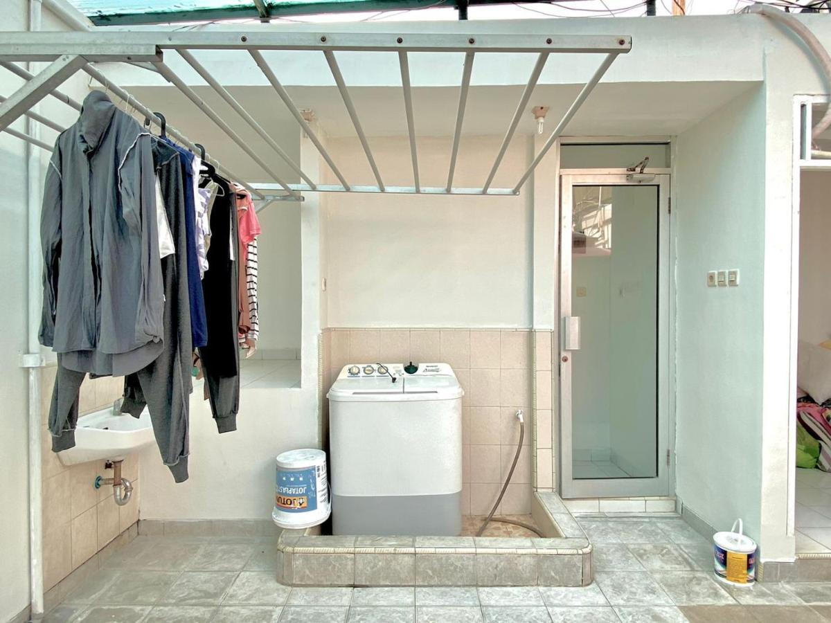 Kos Awany Coliving Ostello Giacarta Esterno foto