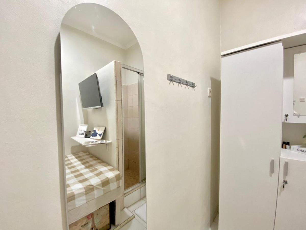 Kos Awany Coliving Ostello Giacarta Esterno foto
