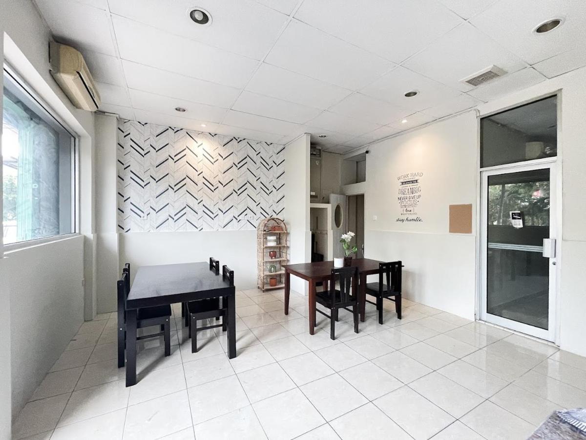Kos Awany Coliving Ostello Giacarta Esterno foto
